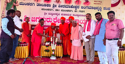 ಮುಂಡರಗಿಯಲ್ಲಿ ಸೋಮವಾರ ಏರ್ಪಡಿಸಿದ್ದ ಜಗದ್ಗುರು ಶ್ರೀ ರೇಣುಕಾಚಾರ್ಯರ ಜಯಂತಿಯನ್ನು ಡಾ. ಅನ್ನದಾನೀಶ್ವರ ಶಿವಯೋಗಿಗಳು ಉದ್ಘಾಟಿಸಿದರು. ಶ್ರೀ ಮುದುಕೇಶ್ವರ ಶಿವಾಚಾರ್ಯರು, ಡಾ. ಸುಜ್ಞಾನದೇವ ಶಿವಾಚಾರ್ಯರು, ಶ್ರೀ ವೀರೇಶ್ವರ ಶಿವಾಚಾರ್ಯರು, ಶ್ರೀ ರುದ್ರಮುನಿಶಿವಲಿಂಗ ಶಿವಾಚಾರ್ಯರು, ಆನಂದಸ್ವಾಮಿ ಗಡ್ಡದೇವರಮಠ, ವಿ.ಜೆ. ಹಿರೇಮಠ ಇತರರಿದ್ದರು.
