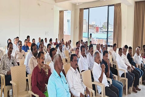 ಮೂಡಿಗೆರೆಯಲ್ಲಿ ಆಯೋಜಿಸಿದ್ದ ರಾಜ್ಯ ಬೆಳೆಗಾರರ ಸಂಘದ ಮಾಸಿಕ ಸಭೆಯಲ್ಲಿ ಭಾಗವಹಿಸಿದ್ದ ಬೆಳೆಗಾರರು.