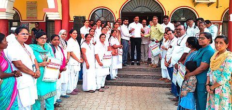 medicine ಮುಂಡರಗಿಯಲ್ಲಿ ವಿವಿಧ ಬೇಡಿಕೆ ಈಡೇರಿಕೆಗೆ ಒತ್ತಾಯಿಸಿ ತಾಲೂಕು ಸರ್ಕಾರಿ ವೈದ್ಯಾಧಿಕಾರಿಗಳ ಸಂಘದಿಂದ ಸೋಮವಾರ ತಹಸೀಲ್ದಾರ್ ಎರ‌್ರಿಸ್ವಾಮಿ ಪಿ.ಎಸ್. ಅವರಿಗೆ ಮನವಿ ಸಲ್ಲಿಸಲಾಯಿತು. ಡಾ. ಲಕ್ಷ್ಮಣ ಪೂಜಾರ, ಡಾ. ಸಂತೋಷ ಪಾಟೀಲ, ಮಲ್ಲಿಕಾರ್ಜುನ ಕಲಕಂಬಿ ಇತರರಿದ್ದರು.