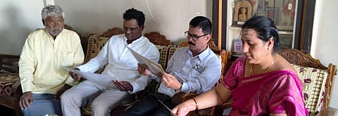 ಮುಂಡರಗಿ ತಾಲೂಕಿನ ಕಲಕೇರಿ ದೇಶಗತಿ ಮನೆತನದ ರವಿರಾಜ ದೇಸಾಯಿ ಅವರ ಮನೆಗೆ ಪತ್ರಗಾರ ಇಲಾಖೆ ಮತ್ತು ಗ್ಯಾಸೆಟಿಯರ್ ಇಲಾಖೆಯ ನಿರ್ದೇಶಕ ಡಾ. ಗವಿಸಿದ್ದಯ್ಯ ಮತ್ತು ಜಂಟಿ ನಿರ್ದೇಶಕಿ 