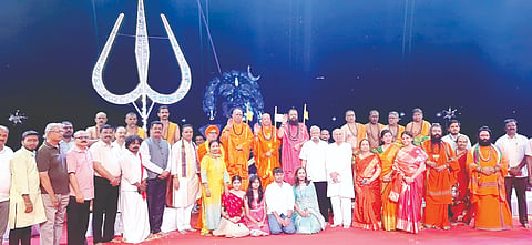 ಯಡೂರದಲ್ಲಿ ಹಮ್ಮಿಕೊಂಡಿದ್ದ ಕೃಷ್ಣಾರತಿ ಕಾರ್ಯಕ್ರಮದಲ್ಲಿ ಕಾಶಿ, ಶ್ರೀಶೈಲ, ಉಜ್ಜಯಿನಿ ಪೀಠಗಳ ಜಗದ್ಗುರುಗಳು, ಪದ್ಮಶ್ರೀ ಡಾ.ಪ್ರಭಾಕರ ಕೋರೆ ಇತರರು ಪಾಲ್ಗೊಂಡಿದ್ದರು.