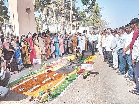 ನಿಪ್ಪಾಣಿ ಸಮೀಪದ ಯಮಗರ್ಣಿಯಲ್ಲಿ ರಸ್ತೆ ಡಾಂಬರೀಕರಣ ಕಾಮಗಾರಿಗೆ ಚಾಲನೆ ನೀಡಲಾಯಿತು. ಶಶಿಕಲಾ ಜೊಲ್ಲೆ, ಕೆ.ಡಿ.ಕುಂಬಾರ, ಎಂ.ಪಿ.ಪಾಟೀಲ ಇತರರಿದ್ದರು.