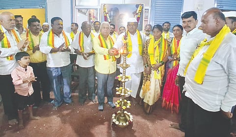  ನಾಗರಮುನ್ನೋಳಿ ಗ್ರಾಮದಲ್ಲಿ ಹಮ್ಮಿಕೊಂಡಿದ್ದ ಕನಕದಾಸ ಜಯಂತಿ ಕಾರ್ಯಕ್ರಮವನ್ನು ಲಕ್ಷ÷್ಮಣರಾವ ಚಿಂಗಳೆ ಉದ್ಘಾಟಿಸಿದರು ಸಿದ್ಧಪ್ಪ ರ‍್ಯಾಯಿ, ರಾಜಮಾ ಮುಲ್ತಾನಿ, ಎಂ.ಕೆ.ಪೂಜೇರಿ, ಶಾಂತಾ ಬಾನೆ ಇತರರಿದ್ದರು.