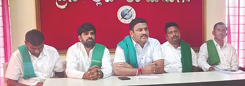 ರಾಮದುರ್ಗದಲ್ಲಿ ಸುದ್ದಿಗೋಷ್ಠಿ ಉದ್ದೇಶಿಸಿ ಚೂನಪ್ಪ ಪೂಜಾರಿ ಮಾತನಾಡಿದರು. ಕುಮಾರ ವರ್ದಿ, ಜಗದೀಶ ದೇವರಡ್ಡಿ, ಶಿವಾನಂದ ದೊಡವಾಡ ಇತರರಿದ್ದರು.