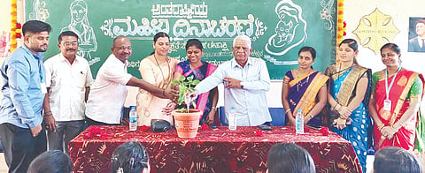 ರಾಮದುರ್ಗದ ವಿದ್ಯಾ ಪ್ರಸಾರಕ ಸಮಿತಿ ಶಿಕ್ಷಣ ಮಹಾವಿದ್ಯಾಲಯದಲ್ಲಿ ಹಮ್ಮಿಕೊಂಡಿದ್ದ ಅಂತಾರಾಷ್ಟ್ರೀಯ ಮಹಿಳಾ ದಿನಾಚರಣೆ ಕಾರ್ಯಕ್ರಮವನ್ನು ಗಣ್ಯರು ಉದ್ಘಾಟಿಸಿದರು. ಎಸ್.ಎ.ಯತ್ನಟ್ಟಿ, ಎಸ್.ಬಿ.ಆಲಗುಂಡಿ, ಎಸ್.ಲೇಪಾಕ್ಷಿ, ಡಾ.ಆರ್.ಎಲ್.ಕುಳ್ಳೂರ ಇತರರಿದ್ದರು.