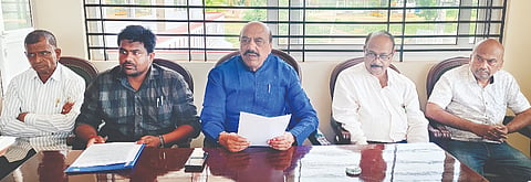 ರಾಮದುರ್ಗ ಶಾಸಕರ ಗೃಹಕಚೇರಿಯಲ್ಲಿ ಹಮ್ಮಿಕೊಂಡಿದ್ದ ಪತ್ರಿಕಾಗೋಷ್ಠಿಯಲ್ಲಿ ಶಾಸಕ ಅಶೋಕ ಪಟ್ಟಣ ಮಾತನಾಡಿದರು. ಗಿರೀಶ ಮೇಟಿ, ಶ್ರೀನಿವಾಸ ಅರಿಸಿಣಗೋಡಿ, ಟಿ.ಎನ್.ರುದ್ರಮುನಿ, ಜಿ.ಬಿ.ರಂಗನಗೌಡ್ರ ಇತರರಿದ್ದರು.