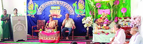 ಜ್ಞಾನ ಪ್ರಭೋದಿನಿ ವಿದ್ಯಾಲಯದಲ್ಲಿ ನಡೆದ ಅಕ್ಷರಾಭ್ಯಾಸ ಕಾರ್ಯಕ್ರಮದಲ್ಲಿ ಪ್ರೊ.ವಿಜಯಾ ಜೋಶಿ ಮಾತನಾಡಿದರು. ಡಾ.ಪಿ.ಎಂ.ಆಪ್ಟೆ, ಉಲ್ಲಾಸ ಗೋಡಬೊಲೆ, ರಾಜು ಗೋಡಬೊಲೆ ಇತರರಿದ್ದರು.