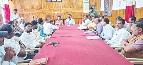 ರಾಯಬಾಗ ತಹಸೀಲ್ದಾರ್ ಕಚೇರಿಯಲ್ಲಿ ಹಮ್ಮಿಕೊಂಡಿದ್ದ ಗಣರಾಜ್ಯೋತ್ಸವದ ಪೂರ್ವಭಾವಿ ಸಭೆಯಲ್ಲಿ ಮಹಾದೇವ ಸನಮುರಿ, ಎಂ.ಎಂ.ಡಪ್ಪಿನ, ವಿನೋದ ಮಾವರಕರ, ಡಾ.ಎಸ್.ಎಂ.ಪಾಟೀಲ, ಆರ್.ಬಿ.ಮನುವಡ್ಡರ ಇತರರಿದ್ದರು.