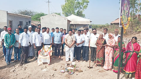 ನಾಗರಾಳ ಗ್ರಾಮದ ಜನತಾ ಪ್ಲಾಟ್‌ದಲ್ಲಿ ಅಂಬೇಡ್ಕರ್ ಭವನ ನಿರ್ಮಾಣ ಕಾಮಗಾರಿಗೆ ಡಿ.ಎಂ.ಐಹೊಳೆ ಭೂಮಿಪೂಜೆ ನೆರವೇರಿಸಿದರು. ಸದಾಶಿವ ಘೋರ್ಪಡೆ, ಅಣ್ಣಾಸಾಹೇಬ ಖೆಮಲಾಪೂರೆ, ಅಪ್ಪಾಸಾಹೇಬ ಕೆಂಗೆನ್ನವರ, ಬಸಪ್ಪ ಭದ್ರಶೆಟ್ಟಿ ಇತರರಿದ್ದರು.