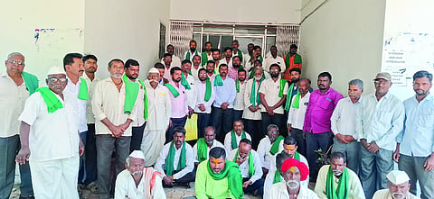 ರಾಯಬಾಗದಲ್ಲಿ ರೈತಸಂಘದಿಂದ ವಿವಿಧ ಬೇಡಿಕೆ ಹೋರಾಟದ ಕುರಿತು ಪೂರ್ವಭಾವಿ ಸಭೆ ಜರುಗಿತು. ಮಲ್ಲಪ್ಪ ಅಂಗಡಿ, ರಮೇಶ ಕಲ್ಹಾರ, ನಿಂಗಪ್ಪ ಪಕಾಂಡಿ ಇತರರಿದ್ದರು.