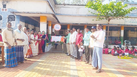 ಸವದತ್ತಿ ಸಮೀಪದ ಬೆಟಸೂರ ಗ್ರಾಮದ ಪ್ರಾಥಮಿಕ ಹಾಗೂ ಪ್ರೌಢ ಶಾಲೆಯಲ್ಲಿ ಹಮ್ಮಿಕೊಂಡಿದ್ದ ಮಕ್ಕಳ ಸಂತೆಯನ್ನುಗಣ್ಯರು ಉದ್ಘಾಟಿಸಿದರು. ಎಸ್​.ಎಲ್​.ತಿಮ್ಮಾಪುರ, ಆರ್​.ಎಚ್​.ಕಾಳಿ, ಯು.ಬಿ.ಶಿಂಗಾರಗೊಪ್ಪ ಇತರರಿದ್ದರು.