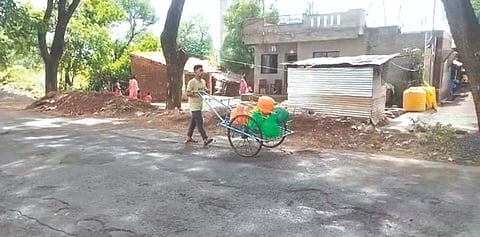 ಗೋಟೂರ ಗ್ರಾಮದಲ್ಲಿ ಜನರು ದೂರದಿಂದ ತಳ್ಳುಗಾಡಿಯಲ್ಲಿ ನೀರು ತರುತ್ತಿರುವುದು.