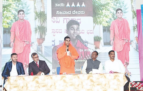 ನಿಡಸೋಸಿ ಎಸ್‌ಜೆಪಿಎನ್ ಟ್ರಸ್ಟ್ನ ಪದವಿ ಮಹಾವಿದ್ಯಾಲಯದಲ್ಲಿ ಹಮ್ಮಿಕೊಂಡಿದ್ದ ವಿದ್ಯಾರ್ಥಿಗಳ ಸ್ವಾಗತ ಸಮಾರಂಭದಲ್ಲಿ ಶಿವಪ್ರಸಾದ ದೇವರು ಮಾತನಾಡಿದರು. ವಿನಾಯಕ ಹಿರೇಮಠ, ಎಂ.ಬಿ.ಕೋಥಳಿ, ಬಸವರಾಜ ಹಾಲಭಾವಿ ಇತರರಿದ್ದರು.
