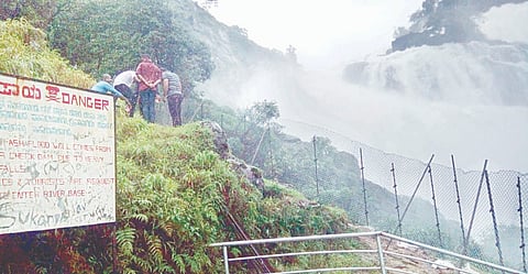 ಮಲ್ಲಳ್ಳಿ ಜಲಪಾತದಲ್ಲಿ ಪ್ರವಾಸಿಗರ ಮೋಜು ಮಸ್ತಿ