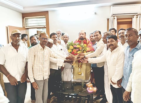 ಅಥಣಿಯಲ್ಲಿ ಸಚಿವ ಲಕ್ಷ್ಮಣ ಸವದಿ ಅವರನ್ನು ಖಿಳೇಗಾಂವ ವಿವಿಧೋದ್ದೇಶ ಪಿಕೆಪಿಎಸ್ ಸಂಘದಿಂದ ಸನ್ಮಾನಿಸಲಾಯಿತು. ಸಂಜಯ ಉಮರೆ, ವಿಶಾಲ ನಿಂಬಾಳ, ಹೊನ್ನಪ್ಪ ಬಗಲಿ, ಗಣಪತಿ ಗುರವ ಇತರರಿದ್ದರು.