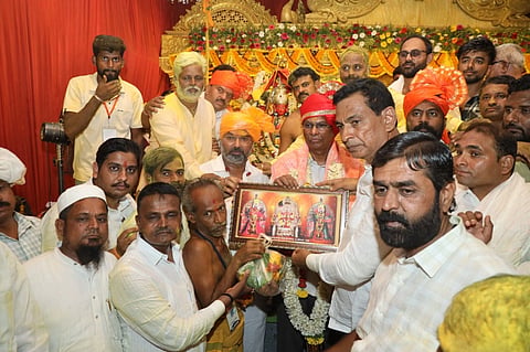 ಸವದತ್ತಿ ಗ್ರಾಮದೇವಿ ದರ್ಶನ ಪಡೆದ ಸಚಿವ ಸತೀಶ ಜಾರಕಿಹೊಳಿ ಅವರನ್ನು ಸೋಮವಾರ ಸನ್ಮಾನಿಸಲಾಯಿತು. ವಿಶ್ವಾಸ ವೈದ್ಯ, ವಿರೂಪಾಕ್ಷ ಮಾಮನಿ, ಅಲ್ಲಮಪ್ರಭು ಪ್ರಭುನವರ, ಚಂದ್ರು ಶಾಮರಾಯನವರ  ಇತರರಿದ್ದರು.