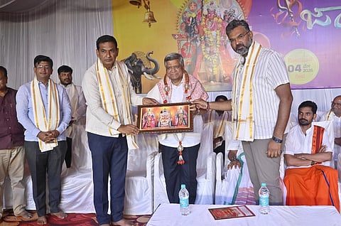 ಸವದತ್ತಿ ಗ್ರಾಮದೇವಿ ಜಾತ್ರೆ ಅಂಗವಾಗಿ ಹಮ್ಮಿಕೊಂಡಿದ್ದ ಧಾರ್ಮಿಕ ಸಭೆಯಲ್ಲಿ ಜಗದೀಶ ಶೆಟ್ಟರ ಅವರನ್ನು ಶಾಸಕ ವಿಶ್ವಾಸ ವೈದ್ಯ, ಜಾತ್ರಾ ಕಮಿಟಿ ಅಧ್ಯಕ್ಷ ವಿರೂಪಾಕ್ಷ ಮಾಮನಿ ಸನ್ಮಾನಿಸಿದರು.ಸದಾಶಿವ ಕೌಜಲಗಿ ಇತರರಿದ್ದರು.