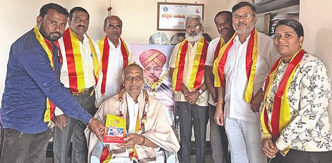 ತಾಳಿಕೋಟೆ ತಾಲೂಕು ಕನ್ನಡ ಸಾಹಿತ್ಯ ಪರಿಷತ್ತಿನ ಕಾರ್ಯಾಲಯದಲ್ಲಿ ೧೧೨ನೇ ಕನ್ನಡ ಸಾಹಿತ್ಯ ಪರಿಷತ್ತಿನ ಸಂಸ್ಥಾಪನಾ ದಿನಾಚರಣೆ ಕಾಯಕ್ರಮದಲ್ಲಿ ಹಿರಿಯ ಸಾಹಿತಿ ಸಿದ್ದಣ್ಣ ದೇಸಾಯಿ ಅವರನ್ನು ಸನ್ಮಾನಿಸಲಾಯಿತು.