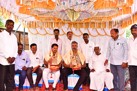 ಜಾಲಿಕಟ್ಟಿ ಗ್ರಾಮದಲ್ಲಿ ಎಸ್‌ಎಸ್‌ಎಲ್‌ಸಿ ಹಾಗೂ ದ್ವಿತೀಯ ಪಿಯುಸಿ ಸಾಧಕ ವಿದ್ಯಾರ್ಥಿಗಳಿಗೆ ಸನ್ಮಾನ ಕಾರ್ಯಕ್ರಮದಲ್ಲಿ ವಿಶ್ವಾಸ ವೈದ್ಯ, ಚಂದ್ರು ಜಂಬ್ರಿ ಅವರನ್ನು ಸನ್ಮಾನಿಸಲಾಯಿತು. ಬಸವರಾಜ ಕಡಬಿ, ಪ್ರಕಾಶ ನರಿ, ಚನ್ನಯ್ಯ ಪೂಜೇರ ಇತರರಿದ್ದರು.