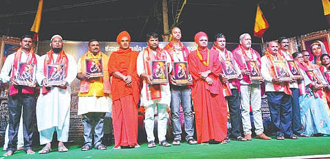 ಉಳ್ಳಾಗಡ್ಡಿ-ಖಾನಾಪುರ ಸಮೀಪದ ಯಮಕನಮರಡಿ ಜೈನ ಬಸದಿ ಬಳಿ ಹಮ್ಮಿಕೊಂಡಿದ್ದ ಕನ್ನಡ ರಾಜ್ಯೋತ್ಸವ ಕಾರ್ಯಕ್ರಮದಲ್ಲಿ ಗಣ್ಯರನ್ನು ಸನ್ಮಾನಿಸಲಾಯಿತು. ಸಿದ್ದಬಸವ ದೇವರು, ಗುರುಸಿದ್ಧೇಶ್ವರ ಸ್ವಾಮೀಜಿ ಇತರರಿದ್ದರು.