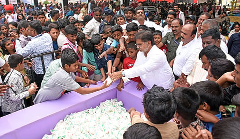ದಸರಾ ವಸ್ತುಪ್ರದರ್ಶನಕ್ಕೆ ಭೇಟಿ ನೀಡಿದ ಮಕ್ಕಳಿಗೆ ಮಜ್ಜಿಗೆ ವಿತರಿಸಲಾಯಿತು.