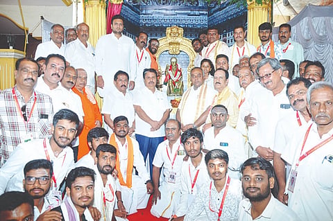 ನಾಲ್ಕು ಲಕ್ಷ ರೂ. ವೆಚ್ಚದಲ್ಲಿ ನಿರ್ಮಿಸಿರುವ ಶಿವಯೋಗಿ ಶ್ರೀ ಶಿವಪಾದಸ್ವಾಮಿ ಅವರ ಕಂಚಿನ ಪುತ್ಥಳಿಯನ್ನು ಸಂಸದ ಯದುವೀರ್ ಕೃಷ್ಣದತ್ತ ಚಾಮರಾಜ ಒಡೆಯರ್ ಅನಾವರಣಗೊಳಿಸಿದರು. ಶ್ರೀಗುರುಶಾಂತಸ್ವಾಮೀಜಿ,  ಟಿ.ಎಸ್.ಶ್ರೀವತ್ಸ, ಎಚ್.ವಿ.ರಾಜೀವ್, ಎಂ.ಕೆ.ಸೋಮಶೇಖರ್ ಇತರರು ಇದ್ದರು. 