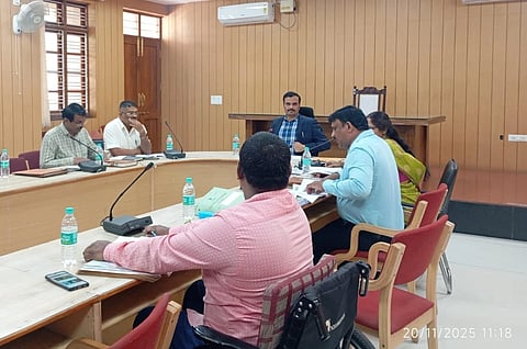 ಜಿಲ್ಲಾಧಿಕಾರಿಗಳ ಸಭಾಂಗಣದಲ್ಲಿ ಗುರುವಾರ ಆಯೋಜಿಸಿದ್ದ ಸಭೆಯಲ್ಲಿ ಡಾ.ಪಿ.ಶಿವರಾಜು ಮಾತನಾಡಿದರು.  ಕೆ.ಎಚ್.ರವಿ,  ಮಂಜುನಾಥ್, ಭಾಸ್ಕರ್ ಇತರರಿದ್ದರು.