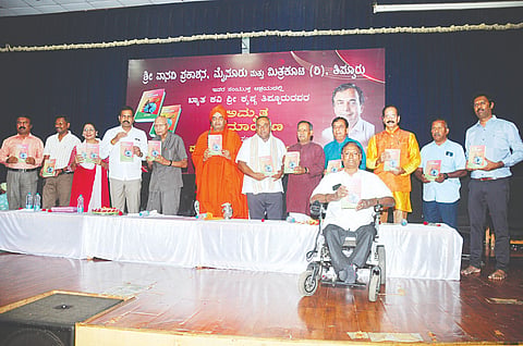 ನಗರದ ರಾಣಿ ಬಹಾದ್ದೂರ್ ಸಭಾಂಗಣದಲ್ಲಿ  ಕೃಷ್ಣ ತಿಪ್ಪೂರು ಅವರ ‘ಅಮೃತ ರಾಮಾಯಣ’ ಎರಡು ಸಂಪುಟಗಳನ್ನು ಬಿಡುಗಡೆಗೊಳಿಸಲಾಯಿತು. ಶ್ರೀ ತ್ರಿನೇತ್ರ ಮಹಂತಶಿವಯೋಗಿಸ್ವಾಮೀಜಿ, ಡಾ.ಸಿ.ಪಿ.ಕೃಷ್ಣಕುಮಾರ್(ಸಿಪಿಕೆ), ಡಿ.ರವಿಶಂಕರ್, ಟಿ.ಎಸ್.ಶ್ರೀವತ್ಸ, ಡಾ.ಬಿ.ವಿ.ವಸಂತಕುಮಾರ್, ಪ್ರೊ.ಕವಿತಾ ರೈ, ಮಡ್ಡಿಕೆರೆ ಗೋಪಾಲ್, ಡಾ.ಬಿ.ಸಿ.ಚಿಲ್ಕರಾಗಿ, ಬಿ.ನಾಗೇಶ್ ಇನ್ನಿತರರಿದ್ದರು.