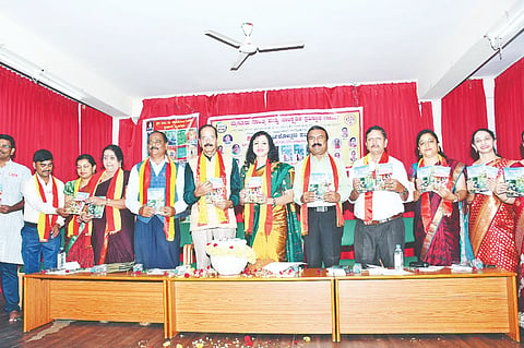 ಮೈಸೂರು ಸಾಹಿತ್ಯ ಮತ್ತು ಸಾಂಸ್ಕೃತಿಕ ಪ್ರತಿಷ್ಠಾನದಿಂದ ನಗರದಲ್ಲಿ ಭಾನುವಾರ ಆಯೋಜಿಸಿದ್ದ ಕಾರ್ಯಕ್ರಮದಲ್ಲಿ ಡಾ.ಲತಾ ರಾಜಶೇಖರ್ ಪುಸ್ತಕ ಬಿಡುಗಡೆ ಮಾಡಿದರು.   ಮಡ್ಡೀಕೆರೆ ಗೋಪಾಲ್, ಡಾ.ವೈ.ಡಿ. ರಾಜಣ್ಣ, ಎಂ.ಬಿ. ಸಂತೋಷ್,ಬಿ. ಶೋಭಾ, ಸೌಗಂಧಿಕಾ ವಿ. ಜೋಯಿಸ್, ಕೆ. ಪರಮೇಶ ಇತರರು ಇದ್ದರು.