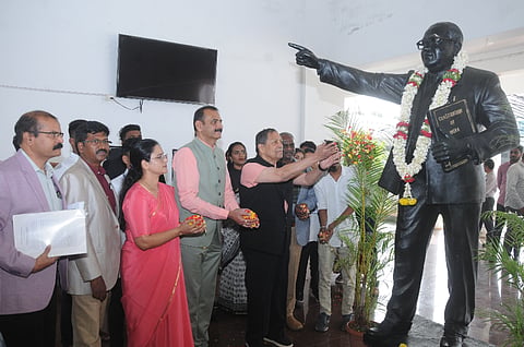 ಡಾ.ಬಿ.ಆರ್. ಅಂಬೇಡ್ಕರ್ ಅವರ ಪ್ರತಿಮೆಗೆ ಗಣ್ಯರು ಪುಷ್ಪ ನಮನ ಸಲ್ಲಿಸಿದರು. ನ್ಯಾಯಮೂರ್ತಿ ಸಂತೋಷ್ ಹೆಗಡೆ, ಕುಲಪತಿ ಪ್ರೊ.ಎನ್.ಕೆ.ಲೋಕನಾಥ್, ಕುಲಸಚಿವೆ ಎಂ.ಕೆ.ಸವಿತಾ, ಡಾ.ಬಿ.ಆರ್.ಅಂಬೇಡ್ಕರ್ ಸಂಶೋಧನ ಹಾಗೂ ವಿಸ್ತರಣ ಕೇಂದ್ರ ನಿರ್ದೇಶಕ ಪ್ರೊ.ಜೆ. ಸೋಮಶೇಖರ್, ಡಾ.ನರೇಂದ್ರ ಕುಮಾರ್, ಕಾನೂನು ಶಾಲೆ ಮುಖ್ಯಸ್ಥ ಪ್ರೊ.ಆರ್.ಟಿ.ಮೂರ್ತಿ ಇತರರಿದ್ದರು.