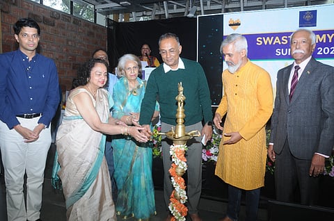 ‘ಸ್ವಸ್ಥ ಮೈಸೂರು’ ಕಾರ್ಯಕ್ರಮಕ್ಕೆ ಶುಕ್ರವಾರ ಸಚಿವ ದಿನೇಶ್ ಗುಂಡೂರಾವ್ ಚಾಲನೆ ನೀಡಿದರು. ರಾಜವಂಶಸ್ಥೆ ಪ್ರಮೋದಾದೇವಿ ಒಡೆಯರ್, ಜಿಲ್ಲಾಧಿಕಾರಿ ಜಿ.ಲಕ್ಷ್ಮೀಕಾಂತ ರೆಡ್ಡಿ, ಆರೋಗ್ಯ ವರ್ಲ್ಡ್ ಇಂಡಿಯಾ ಟ್ರಸ್ಟ್‌ನ ಡಾ.ನಳಿನಿ ಸಾಲಿಗ್ರಾಮ್ ಇತರರಿದ್ದರು.