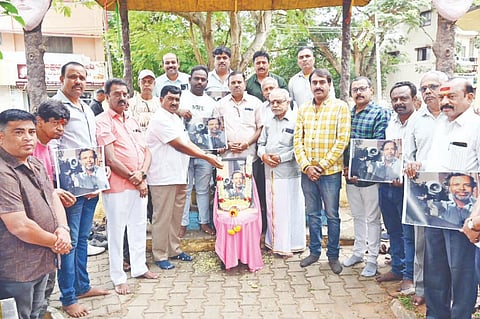 ಕರುಣಾಮಯಿ ವಿಷ್ಣು ಅಭಿಮಾನಿಗಳ ಬಳಗದಿಂದ ನಗರದಲ್ಲಿ ಆಯೋಜಿಸಿದ್ದ ಎಸ್.ಆರ್.ಪುಟ್ಟಣ್ಣ ಕಣಗಾಲ್ ಜನ್ಮದಿನೋತ್ಸವ ಕಾರ್ಯಕ್ರಮದಲ್ಲಿ ಆರ್.ರಘುಕೌಟಿಲ್ಯ, ಕೆ.ರಘುರಾಂ ವಾಜಪೇಯಿ, ಎಂ.ಡಿ.ಪಾರ್ಥಸಾರಥಿ, ನಜರ್‌ಬಾದ್ ನಟರಾಜ್, ವಿಕ್ರಂ ಅಯ್ಯಂಗಾರ್, ಕಡಕೊಳ ಜಗದೀಶ್ ಇತರರು ಇದ್ದರು.