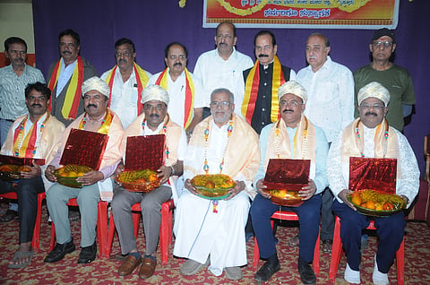 ನಟರಾಜ ಸಭಾ ಭವನದಲ್ಲಿ ಕನ್ನಡ ಚಳವಳಿ ಕೇಂದ್ರ ಸಮಿತಿ ಏರ್ಪಡಿಸಿದ್ದ ಕನ್ನಡ ರಾಜ್ಯೋತ್ಸವ ಕಾರ್ಯಕ್ರಮದಲ್ಲಿ ಶಾಸಕ ಜಿ.ಟಿ.ದೇವೇಗೌಡ, ಡಾ.ವೈ.ಡಿ.ರಾಜಣ್ಣ, ಯಶಸ್ವಿ ಎಸ್.ಸೋಮಶೇಖರ್, ಜೈಶಂಕರ್, ಡಾ.ಎಂ.ಪುಟ್ಟಸ್ವಾಮಿ, ಯಶವಂತ್ ಅವರನ್ನು ಸನ್ಮಾನಿಸಲಾಯಿತು. ಪ್ರೊ.ಎಸ್.ಶಿವರಾಜಪ್ಪ, ಡಾ.ವೈ.ಡಿ.ರಾಜಣ್ಣ ಇದ್ದರು.