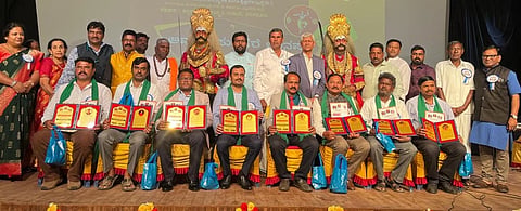 ಅಮ್ಮ ವಸುಂಧರೆ ಟ್ರಸ್ಟ್  ವತಿಯಿಂದ ಶನಿವಾರ ಏರ್ಪಡಿಸಿದ್ದ ಜಾನಪದ ಕಲೋತ್ಸವದಲ್ಲಿ ವಿವಿಧ ಕ್ಷೇತ್ರಗಳ ಸಾಧಕರಿಗೆ ಪ್ರಶಸ್ತಿ ಪ್ರದಾನ ಮಾಡಲಾಯಿತು. ಅಮ್ಮರಾಮಚಂದ್ರ, ಪುಟ್ಟರಾಜು, ಪ್ರೊ.ನಂಜಯ್ಯ ಹೊಂಗನೂರು ಇದ್ದರು.