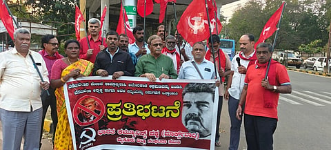 ಭಾರತ ಕಮ್ಯೂನಿಸ್ಟ್ ಪಕ್ಷ (ಮಾರ್ಕ್ಸ್ವಾದಿ) ಮೈಸೂರು ಜಿಲ್ಲಾ ಸಮಿತಿಯಿಂದ ಭಾನುವಾರ ರಾಮಸ್ವಾಮಿ ವೃತ್ತದಲ್ಲಿ ಪ್ರತಿಭಟನೆ ನಡೆಯಿತು.