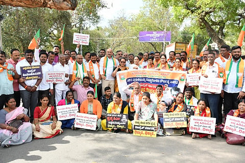 ಮೈಸೂರು ನಗರ ಬಿಜೆಪಿ ಮತ್ತು ಗ್ರಾಮಾಂತರ ಜಿಲ್ಲಾ ವತಿಯಿಂದ ನಗರದಲ್ಲಿ ಸೋಮವಾರ ಪ್ರತಿಭಟನೆ ನಡೆಸಲಾಯಿತು. ಟಿ.ಎಸ್.ಶ್ರೀವತ್ಸ, ಪ್ರತಾಪ್‌ಸಿಂಹ, ಎಲ್.ನಾಗೇಂದ್ರ, ರಘು ಕೌಟಿಲ್ಯ, ಎಸ್.ಮಹದೇವಯ್ಯ, ಶಿವಕುಮಾರ್ ಇತರರಿದ್ದರು.