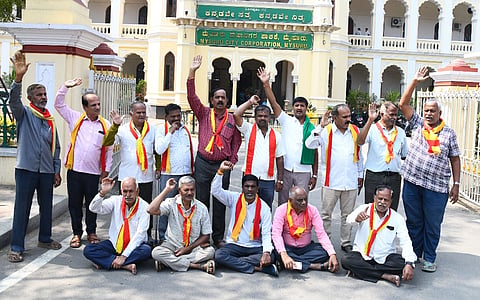 ಮೈಸೂರು ಕನ್ನಡ ವೇದಿಕೆ ವತಿಯಿಂದ ಶನಿವಾರ ನಗರ ಪಾಲಿಕೆ ಮುಂಭಾಗ ಪ್ರತಿಭಟನೆ ನಡೆಸಲಾಯಿತು.
