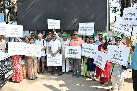 ವಿವಿಧ ಸಂಘಟನೆಗಳ ಮುಖಂಡರು, ಪರಿಸರ ವಾದಿಗಳು, ಸಾರ್ವಜನಿಕರು ಬುಧವಾರ ಚಾಮುಂಡಿಬೆಟ್ಟ ಚಲೋ ನಡೆಸಿದರು.