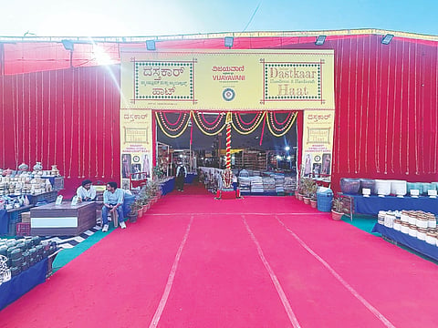 ‘ವಿಜಯವಾಣಿ’ ಮಾಧ್ಯಮ ಸಹಯೋಗದಲ್ಲಿ ನಗರದ ಸ್ಕೌಟ್ಸ್ ಮತ್ತು ಗೈಡ್ಸ್ ಮೈದಾನದಲ್ಲಿ ಆಯೋಜಿಸಿರುವ ಭಾರತೀಯ ದಸ್ತಕಾರ್ ಕೈಮಗ್ಗ ಮತ್ತು ಕರಕುಶಲ ಪ್ರದರ್ಶನ.