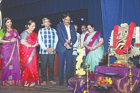 ನಗರದ ಗಾನಭಾರತಿ ಸಭಾಂಗಣದಲ್ಲಿ ಸೋಮವಾರ ಆಯೋಜಿಸಿದ್ದ ಕಾರ್ಯಕ್ರಮವನ್ನು ಪ್ರೊ.ನಾಗೇಶ ವಿ.ಬೆಟ್ಟಕೋಟೆ ಉದ್ಘಾಟಿಸಿದರು. ಎಚ್.ಆರ್.ಭಾಗವನ್, ಮಹತಿ ವಿಜಯಪ್ರಕಾಶ್, ಬಾಲರಾಜು, ಡಾ.ಕೃಪಾ ಫಡ್ಕೆ ಇದ್ದರು.