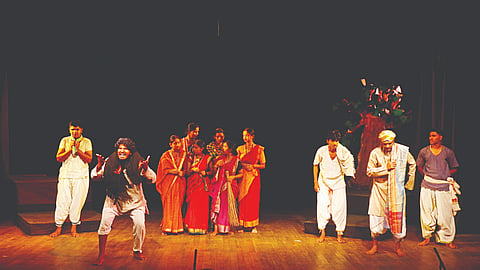 ‘ಊರ ಸುಟ್ಟರೂ ಹನುಮ್ಮಪ್ಪ ಹೊರಗ’ ನಾಟಕದ ದೃಶ್ಯಾವಳಿ