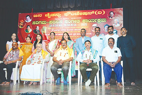 ಜನ ಚೈತನ್ಯ ಫೌಂಡೇಷನ್‌ನಿಂದ ನಗರದಲ್ಲಿ ಆಯೋಜಿಸಿದ್ದ ವಿಶೇಷ ಸಂಗೀತ ಕಾರ್ಯಕ್ರಮದಲ್ಲಿ ನಾಗರಾಜ್ ವಿ. ಬೈರಿ,  ಅಂಶಿ ಪ್ರಸನ್ನಕುಮಾರ, ಕೆ. ರಘುರಾಂ ವಾಜಪೇಯಿ,  ಆನಂದ್ ಶೆಟ್ಟಿ ಅವರನ್ನು ಸನ್ಮಾನಿಸಲಾಯಿತು. ಆರ್. ಲಕ್ಷ್ಮಣ್, ರೇಖಾ ಗೌತಮ್  ಇತರರು ಇದ್ದರು.