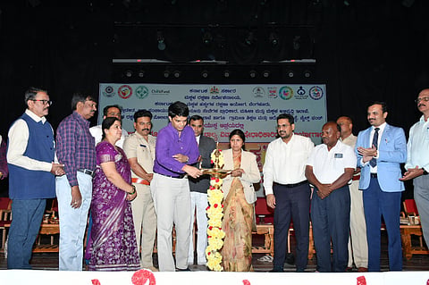 ಕಲಾಮಂದಿರದಲ್ಲಿ ಬುಧವಾರ ಆಯೋಜಿಸಿದ್ದ ಕಾರ್ಯಾಗಾರವನ್ನು ಗಣ್ಯರು ಉದ್ಘಾಟಿಸಿದರು. ಉಷಾರಾಣಿ, ಕೆ.ಕೆ.ಅಮರ್ನಾಥ್, ಲಕ್ಷ್ಮೀಕಾಂತ್ ರೆಡ್ಡಿ , ಎಸ್.ಯುಕೇಶ್ ಕುಮಾರ್, ವೆಂಕಟೇಶ್, ಎಸ್.ಮಂಜು, ಶೇಖ್ ತನ್ವೀರ್ ಆಸಿಫ್, ಮಲ್ಲಿಕಾರ್ಜುನ ಬಾಲದಂಡಿ ಇತರರಿದ್ದರು.