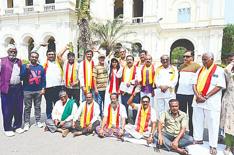  ತಿ.ನರಸೀಪುರದಲ್ಲಿರುವ ರೇಷ್ಮೆ ನೂಲು ತೆಗೆಯುವ ಕಾರ್ಖಾನೆಯ ಆವರಣದಲ್ಲಿ ಕ್ರೀಡಾಂಗಣ ನಿರ್ಮಿಸಲು ಹೊರಟಿರುವ ರಾಜ್ಯ ಸರ್ಕಾರದ ಕ್ರಮವನ್ನು ಖಂಡಿಸಿ ಕರ್ನಾಟಕ ಸೇನಾ ಪಡೆಯಿಂದ ಪ್ರತಿಭಟನೆ ನಡೆಯಿತು.