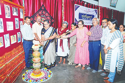 ಕರ್ನಾಟಕ ಸಾಹಿತ್ಯ ಅಕಾಡೆಮಿ ಹಾಗೂ ಚಕೋರ ಸಾಹಿತ್ಯ ವಿಚಾರ ವೇದಿಕೆಯಿಂದ ನಗರದಲ್ಲಿ ಆಯೋಜಿಸಿದ್ದ ‘ವಿಶೇಷ ಉಪನ್ಯಾಸ ಮಾಲಿಕೆ-12’ಯನ್ನು ಡಾ.ಸಬಿಹಾ ಭೂಮಿಗೌಡ ಉದ್ಘಾಟಿಸಿದರು. ಡಾ.ಸುಕನ್ಯಾ ಕನಾರಳ್ಳಿ, ಪೊ.ಎಲ್.ಎನ್.ಮುಕುಂದರಾಜ್, ಪ್ರೊ.ಎಸ್. ಚಂದ್ರಕಿರಣ್ ಕುಳವಾಡಿ, ಡಾ.ನಾಗರಾಜು, ಡಾ. ಎನ್.ಯೋಗೇಶ, ಡಾ.ಶಭಾನ ಮೈಸೂರು ಇತರರು ಇದ್ದರು.