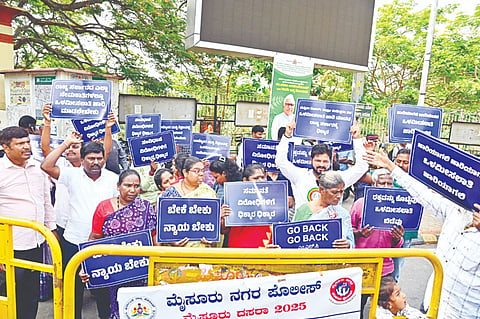    ಒಳಮೀಸಲಾತಿ ಜಾರಿ ಮಾಡಬೇಕು ಎಂದು ಒತ್ತಾಯಿಸಿ ಎಡಗೈ ಸಮುದಾಯದವರು ನಗರದಲ್ಲಿ ಭಾನುವಾರ ಪ್ರತಿಭಟನೆ ನಡೆಸಿದರು. ರಾಚಪ್ಪ ಹುಣಸೂರು, ರಾಜಣ್ಣ ಬೀಬಿಕೇರಿ, ತಿಲಕ್‌ನಗರದ ಸ್ವಾಮಿ ಇನ್ನಿತರರಿದ್ದರು.