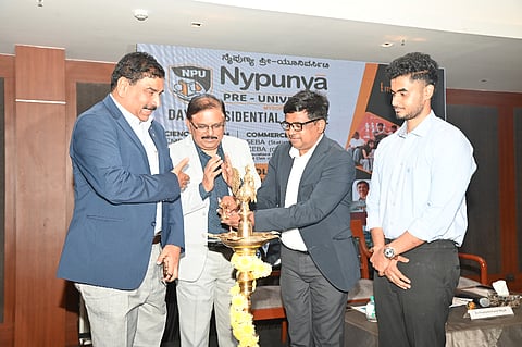ನೈಪುಣ್ಯ ಪಿಯು ಡೆ ಮತ್ತು ರೆಸಿಡೆನ್ಷಿಯಲ್ ಕಾಲೇಜು ವತಿಯಿಂದ ನಗರದ ಖಾಸಗಿ ಹೋಟೆಲ್‌ನಲ್ಲಿ ಭಾನುವಾರ ಆಯೋಜಿಸಿದ್ದ ಕಾರ್ಯಕ್ರಮವನ್ನು ಗಣ್ಯರು ಉದ್ಘಾಟಿಸಿದರು. ಪ್ರೊ.ಗುರುರಾಜ್ ಶ್ರೀಧರ್, ಪ್ರಶಾಂತ್ ಕುಮಾರ್ ನಾಯಕ್, ಕೌಟಿಲ್ಯ ಇದ್ದರು.