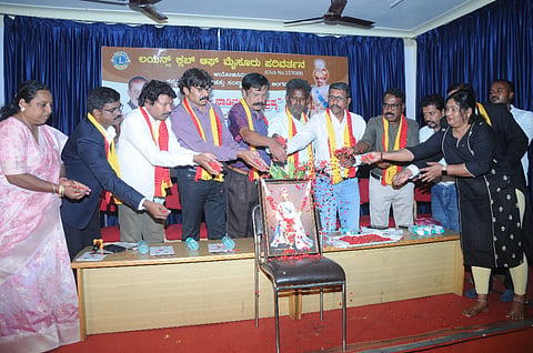  ನಗರದಲ್ಲಿ ಆಯೋಜಿಸಿದ್ದ ಹಂಸಲೇಖ ಅವರ ಸಿನಿಮಾ ಸಾಹಿತ್ಯ ಸಂವಾದ ಕಾರ್ಯಕ್ರಮದಲ್ಲಿ ನಾಲ್ವಡಿ ಕೃಷ್ಣರಾಜ ಒಡೆಯರ್ ಭಾವಚಿತ್ರಕ್ಕೆ ಗಣ್ಯರು ಪುಷ್ಪನಮನ ಸಲ್ಲಿಸಿದರು. ರವಿ ಕುಮಾರನಪುರ, ಎಂ.ಶಿವಕುಮಾರ್, ಡಾ.ಕೃಷ್ಣಮೂರ್ತಿ ಚಮರಂ, ಆರ್.ಮಹೇಂದ್ರ, ಗಾನಾ ಸುಮಾ ಪಟ್ಟಸೋಮನಹಳ್ಳಿ ಇನ್ನಿತರರಿದ್ದರು.