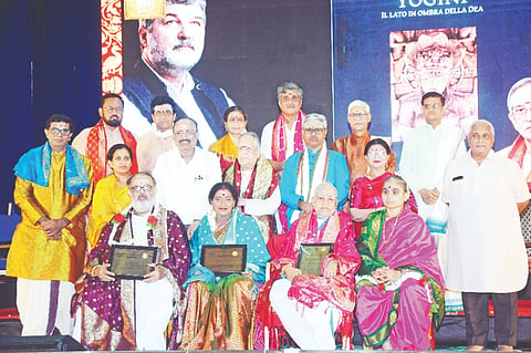 ಪದ್ಮಶ್ರೀ ಪುರಸ್ಕೃತ ದಿವಂಗತ ಡಾ.ರಾ.ಸತ್ಯನಾರಾಯಣ ಅವರ ಜನ್ಮ ಶತಮಾನೋತ್ಸವದ ಅಂಗವಾಗಿ ವಿವಿಧ ಕ್ಷೇತ್ರದ ಸಾಧಕರಿಗೆ ಪ್ರಶಸ್ತಿ ನೀಡಿ ಗೌರವಿಸಲಾಯಿತು. ಡಾ.ರಾ.ಸ.ನಂದಕುಮಾರ, ಡಾ.ಅಹಲ್ಯಾ ಶರ್ಮ, ಡಾ.ವಿಜಯ ಶಂಕರ ಶುಕ್ಲಾ, ಶ್ರೀಕೃಷ್ಣದೇವರಾಯ, ಡಾ.ರಾ.ವಿಶ್ವೇಶ್ವರನ್, ಗೋ.ಮಧುಸೂದನ, ಟಿ.ಎಸ್.ಸುಬ್ರಹ್ಮಣ್ಯ ಇತರರು ಇದ್ದರು.