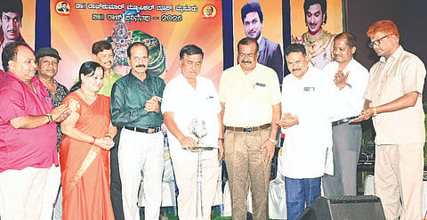 ಪುರಭವನದಲ್ಲಿ ಅಯೋಜಿಸಿದ್ದ ವರನಟ ಡಾ.ರಾಜಕುಮಾರ್ ಸವಿ ನೆನಪಿನಲ್ಲಿ ‘ದೊಡ್ಡೋರ ಧ್ವನಿ’ ಸಂಗೀತ ಸಂಜೆ ಕಾರ್ಯಕ್ರಮದ ಉದ್ಘಾಟನೆಯಲ್ಲಿ ಆರ್.ರಘುಕೌಟಿಲ್ಯ, ನಾಗರಾಜ್ ವಿ.ಬೈರಿ, ಮಡ್ಡೀಕೆರೆಗೋಪಾಲ್, ಮೈಸೂರು ಜಯರಾಂ ಇತರರು ಇದ್ದರು.